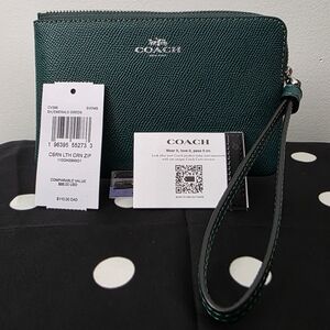 NWT Coach Small Corner Zip Wristlet in Emerald Green